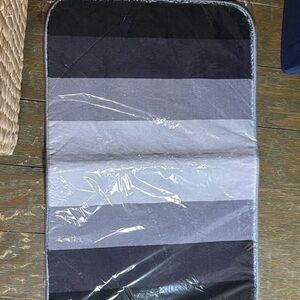 Black and gray bathmat ￼